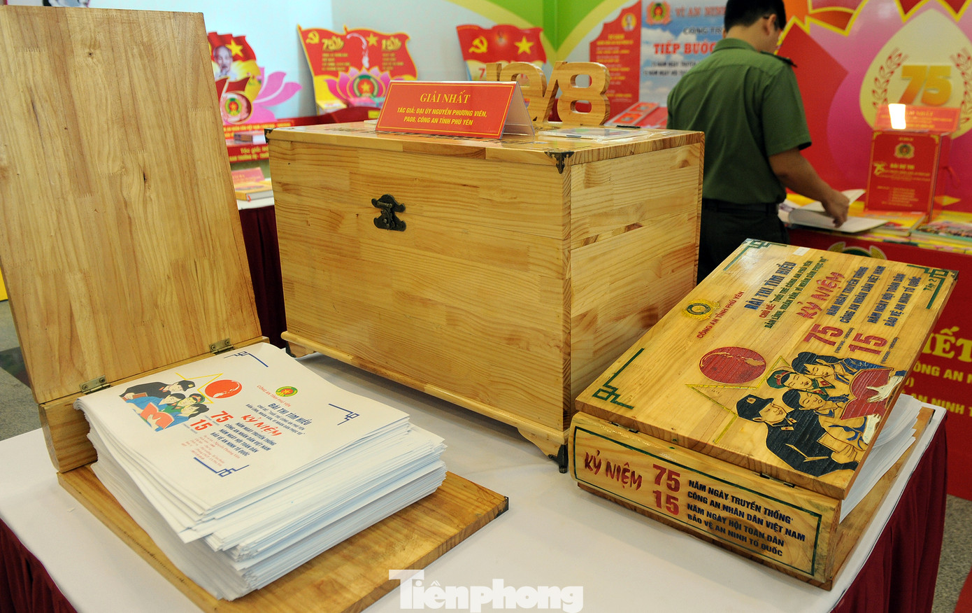 Ấn tượng bài thi viết về lực lượng công an khắc gỗ, chữ đẹp như in ảnh 4