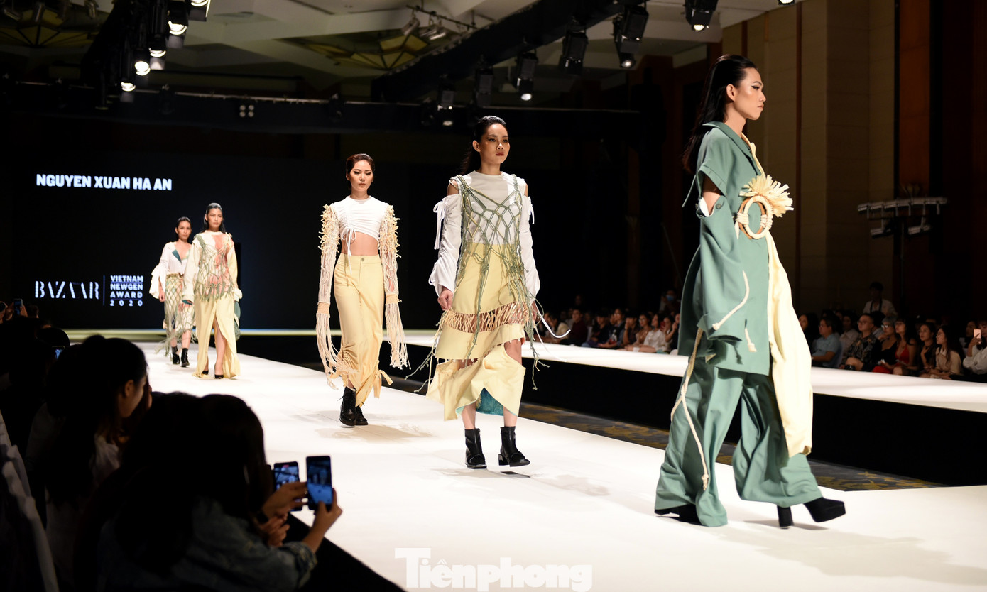 Hai nhà thiết kế 9X Việt tranh tài thời trang bền vững quốc tế ảnh 1