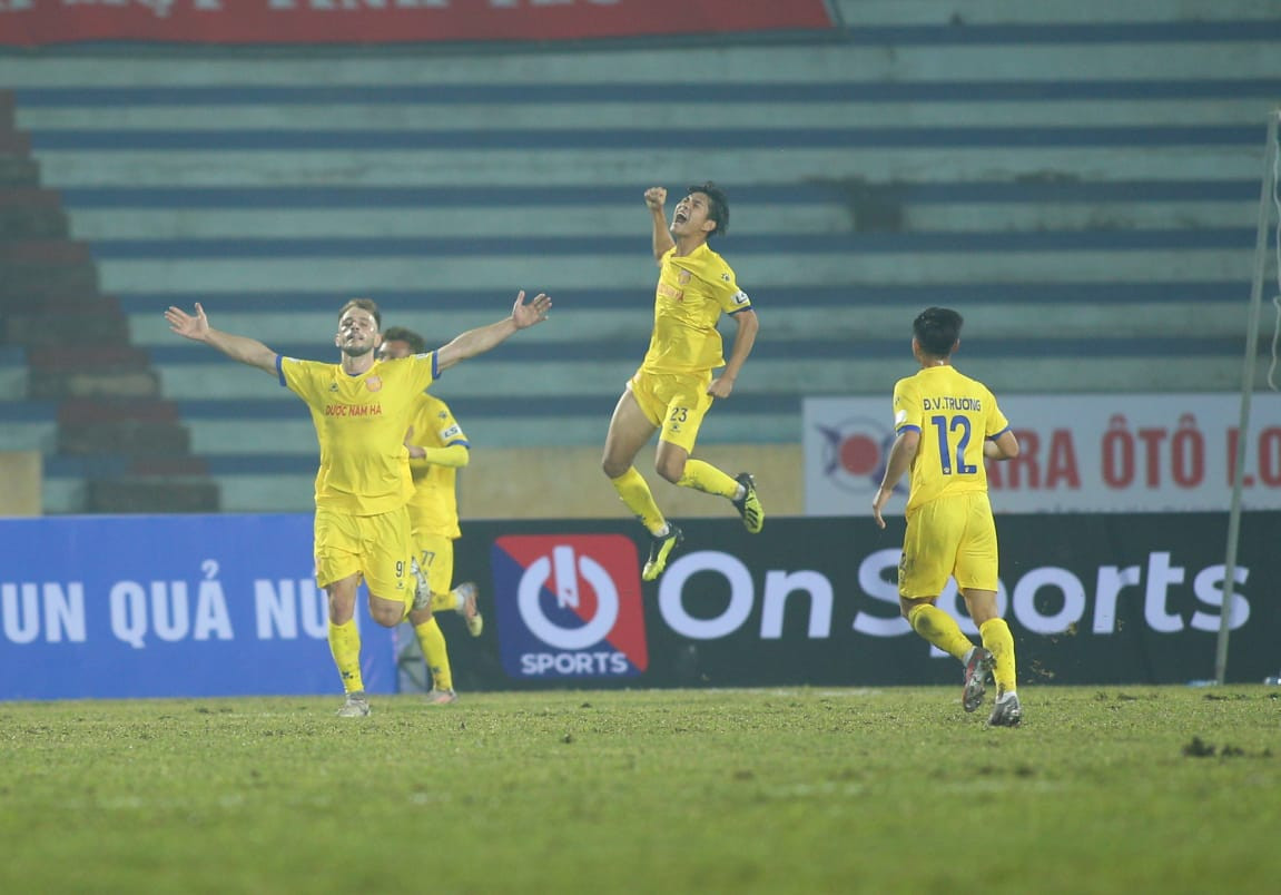  Cả V-League sững sờ nhìn Nam Định quật ngã Hà Nội tại Thiên Trường ảnh 1