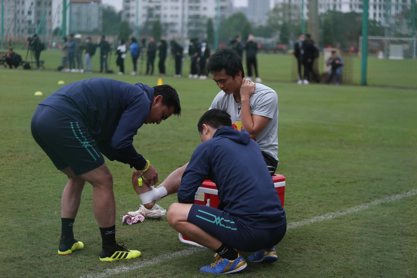 Ngôi sao Tuấn Anh chấn thương, HLV Kiatisuk đóng vai 'thần y' ảnh 2
