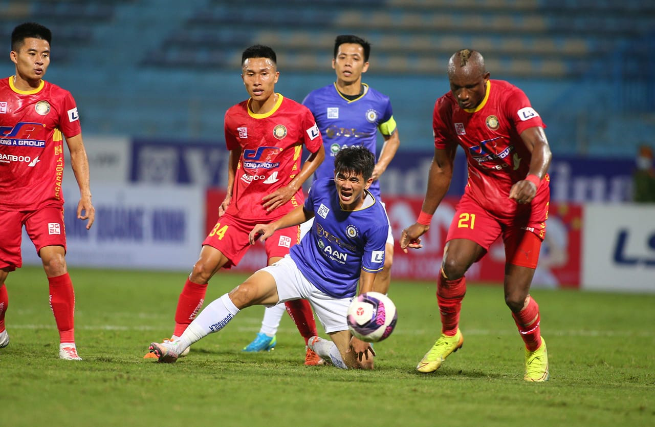 Quang Hải ngồi ngoài, ngoại binh đưa CLB Hà Nội trở lại cuộc đua vô địch ảnh 1