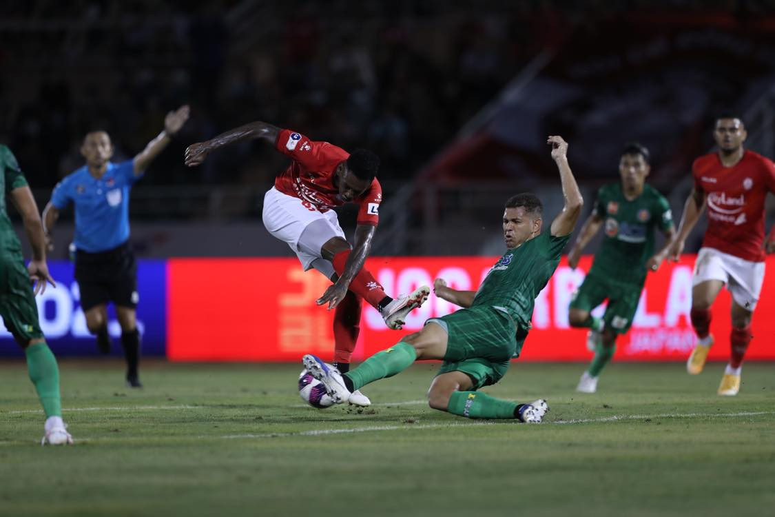 Lee Nguyễn ghi bàn trên chấm 11m, CLB TPHCM thắng chật vật Sài Gòn FC ảnh 1