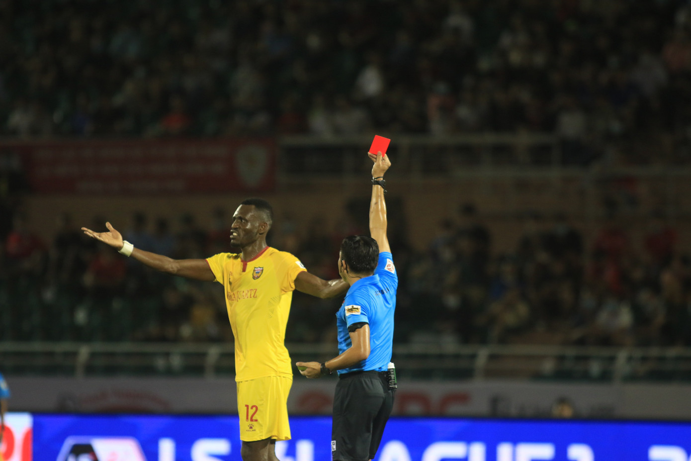 Hà Tĩnh phàn nàn trọng tài sau trận thua đội TPHCM ảnh 1