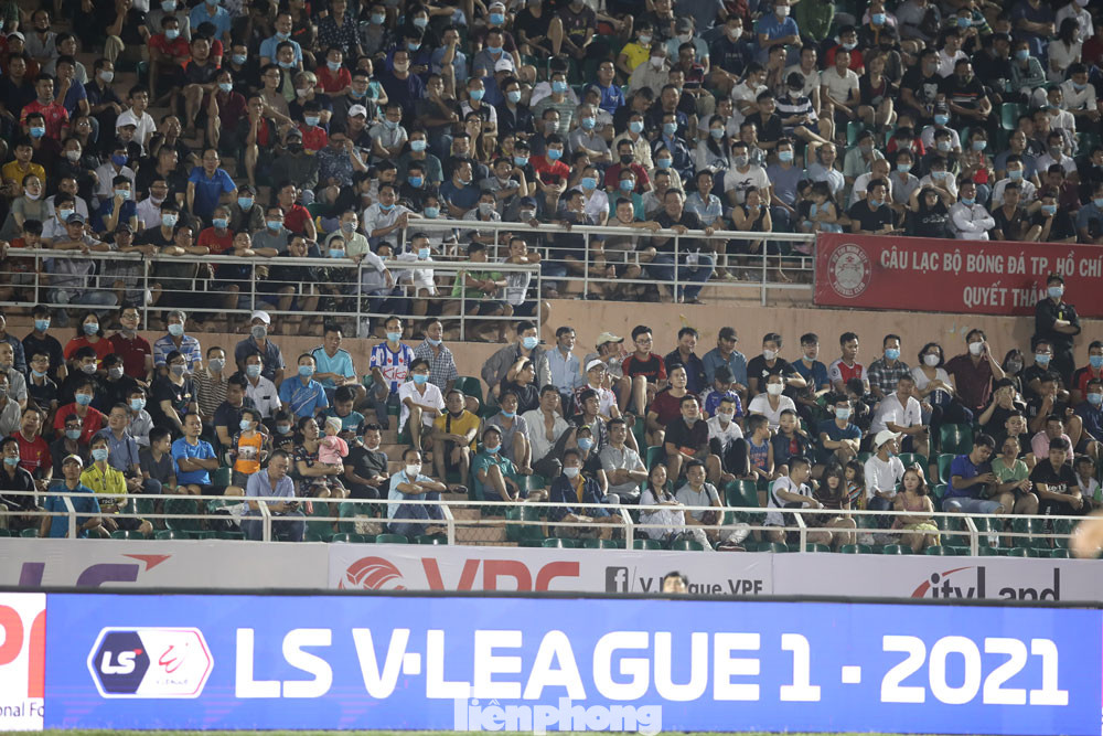 Nhiều sân bóng mở cửa với khán giả khi V-League trở lại ảnh 1
