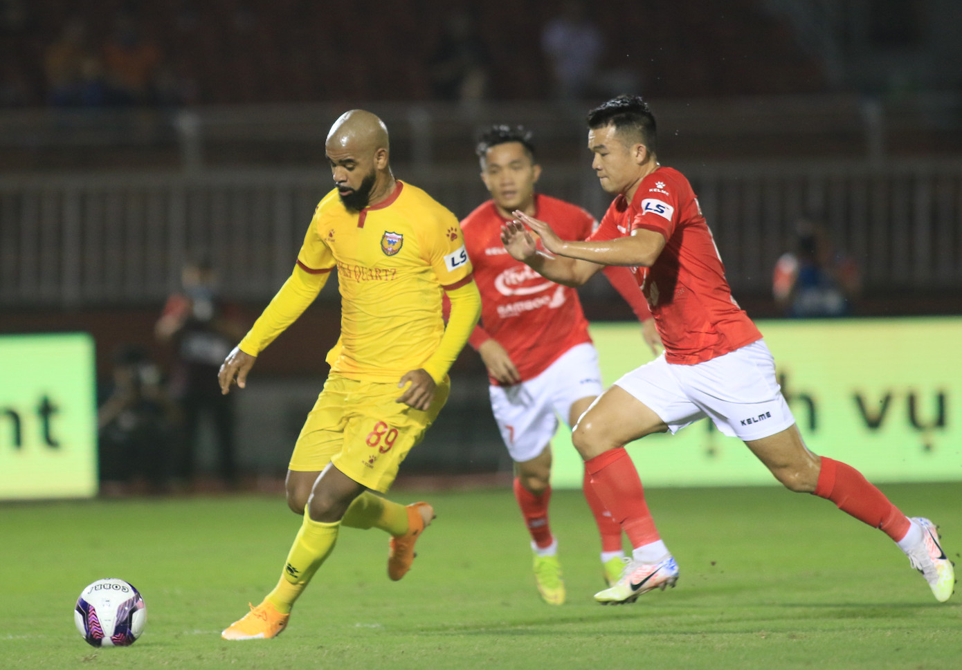 Lee Nguyễn mờ nhạt, TPHCM thắng 10 người của Hà Tĩnh ảnh 2