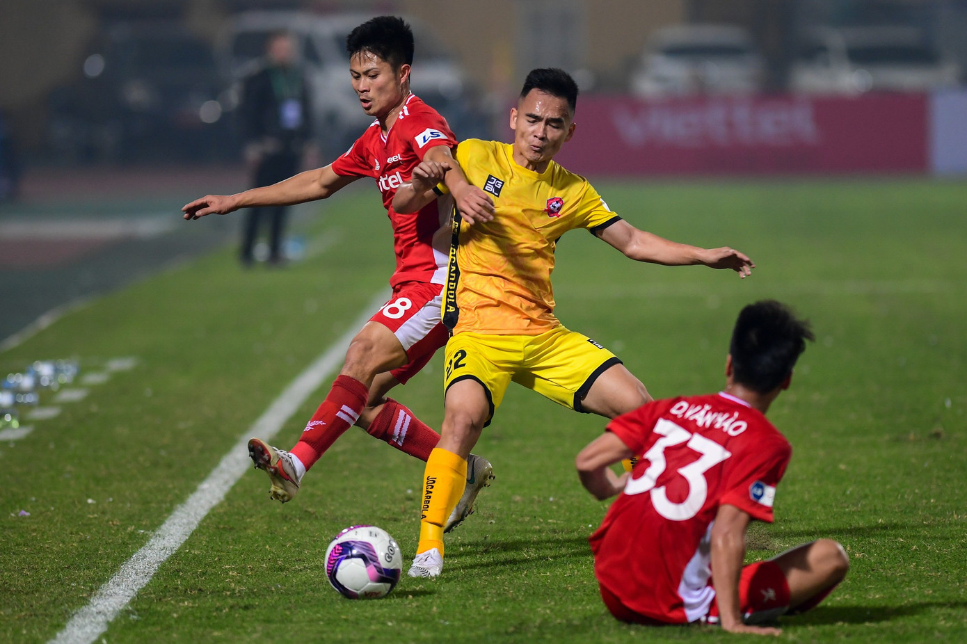 Đương kim vô địch Viettel bại trận, V-League sôi động không tưởng ảnh 1