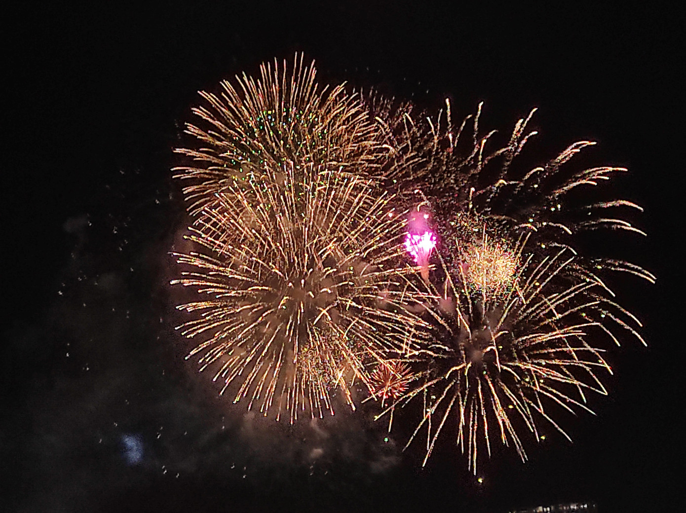 Pháo hoa rực sáng bầu trời, Việt Nam bước sang năm mới 2021 ảnh 8