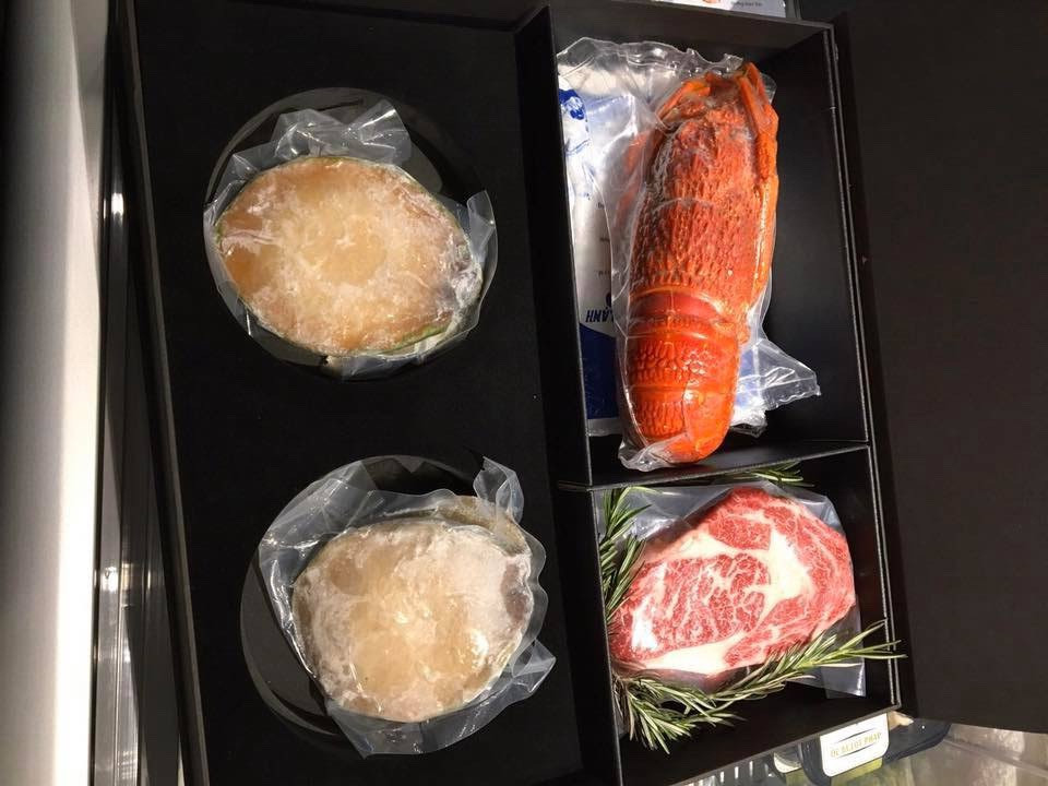 Chi hàng chục triệu mua thực phẩm ngoại ăn Tết ảnh 1