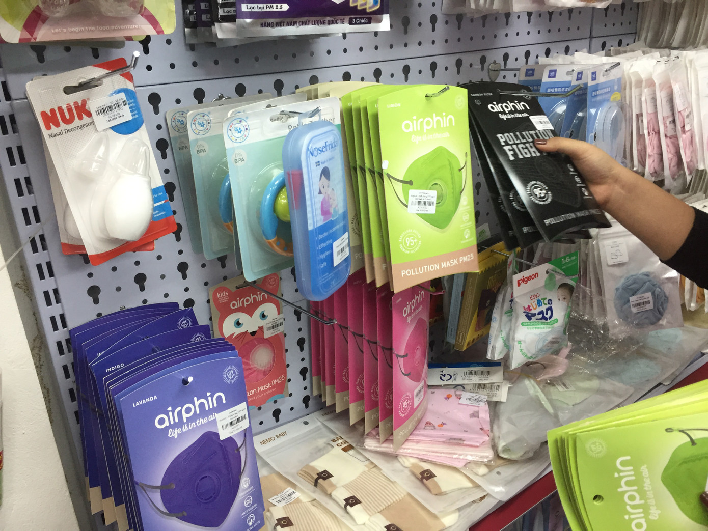 Chen chân 'săn' khẩu trang đặc chủng phòng virus Corona ảnh 13