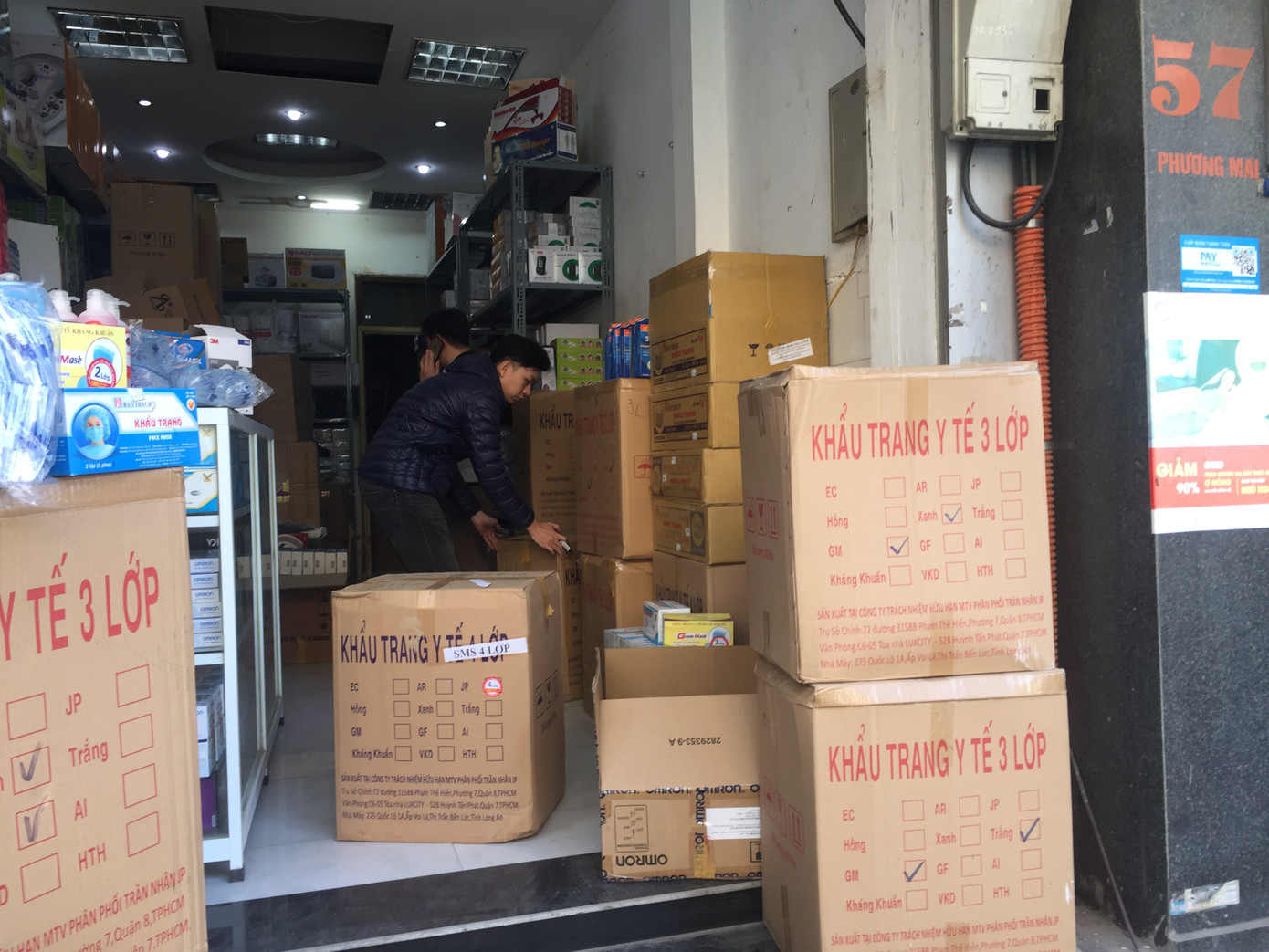 Chen chân 'săn' khẩu trang đặc chủng phòng virus Corona ảnh 6