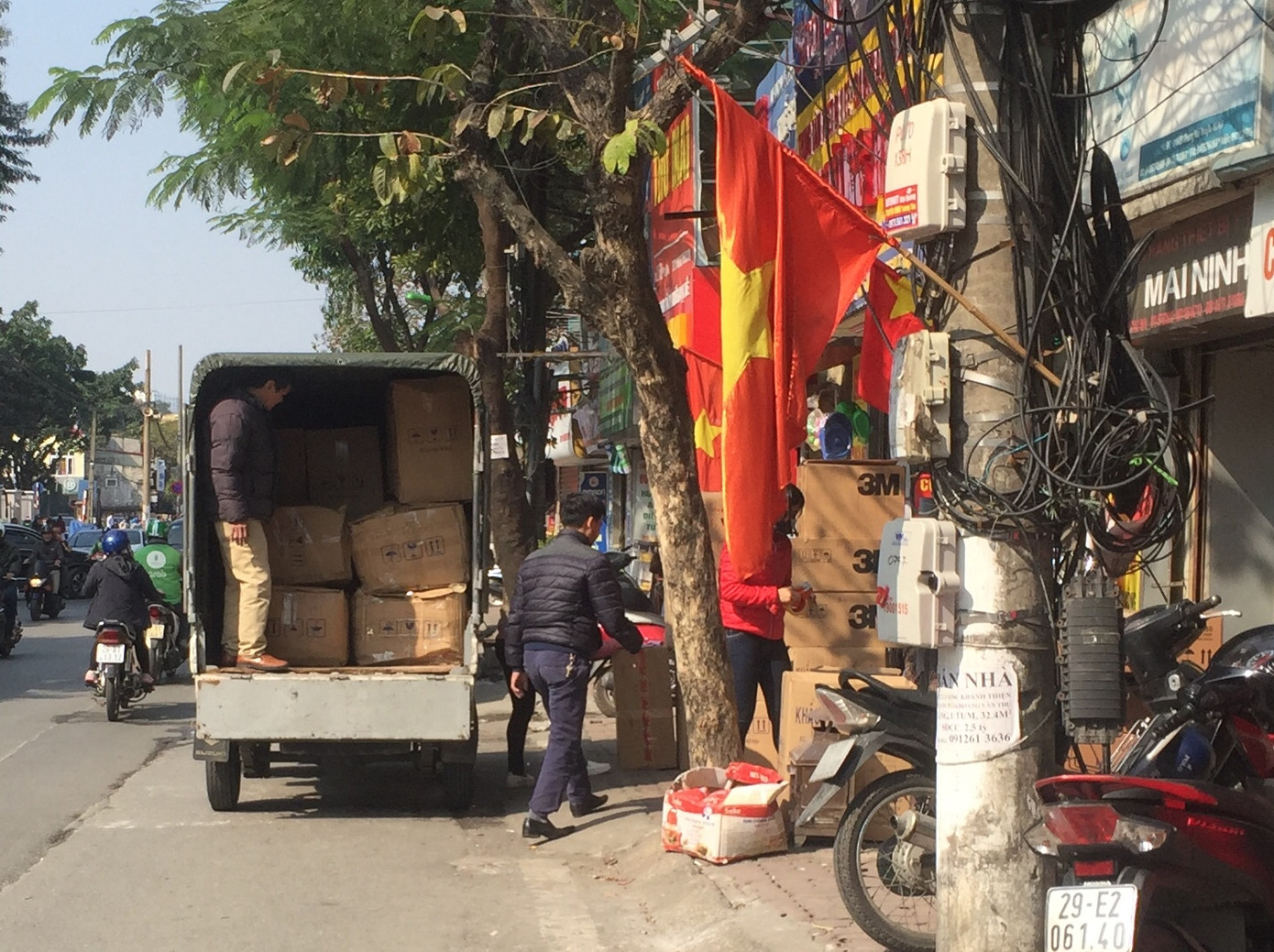 Chen chân 'săn' khẩu trang đặc chủng phòng virus Corona ảnh 5