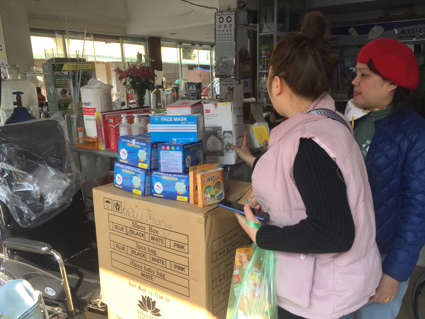 Chen chân 'săn' khẩu trang đặc chủng phòng virus Corona ảnh 9