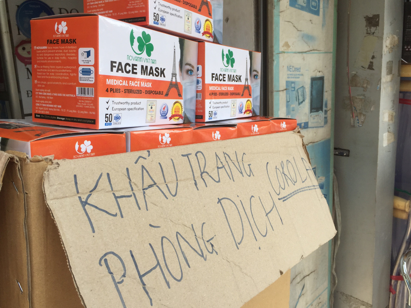 Chen chân 'săn' khẩu trang đặc chủng phòng virus Corona ảnh 8