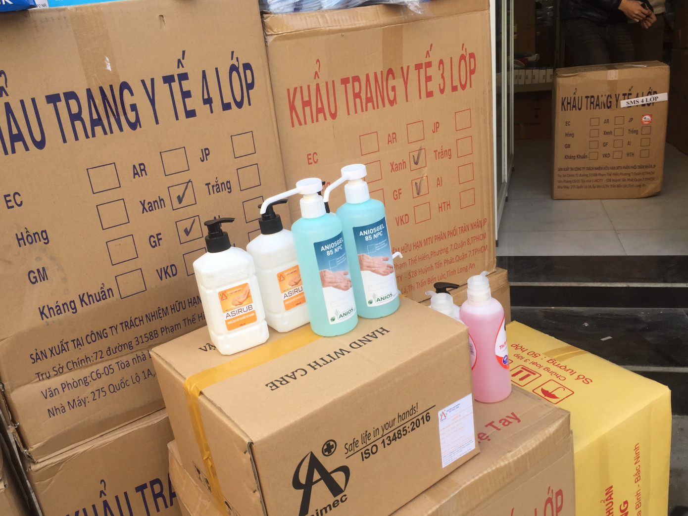 Chen chân 'săn' khẩu trang đặc chủng phòng virus Corona ảnh 12