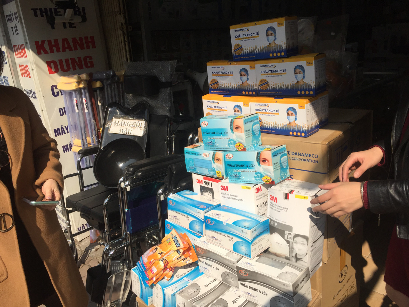 Chen chân 'săn' khẩu trang đặc chủng phòng virus Corona ảnh 7