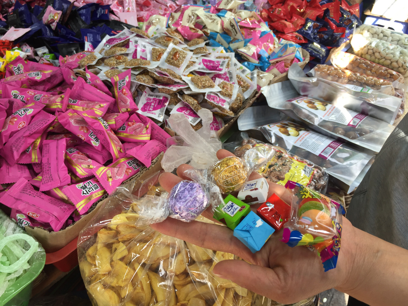 Mứt '4 không' tràn lan vỉa hè dịp Tết ảnh 9