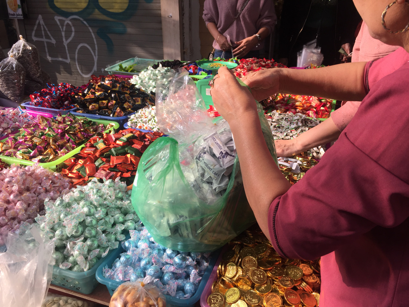 Mứt '4 không' tràn lan vỉa hè dịp Tết ảnh 10