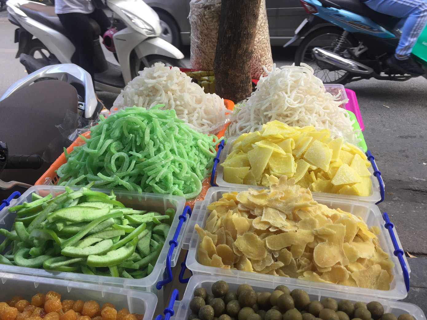 Mứt '4 không' tràn lan vỉa hè dịp Tết ảnh 2