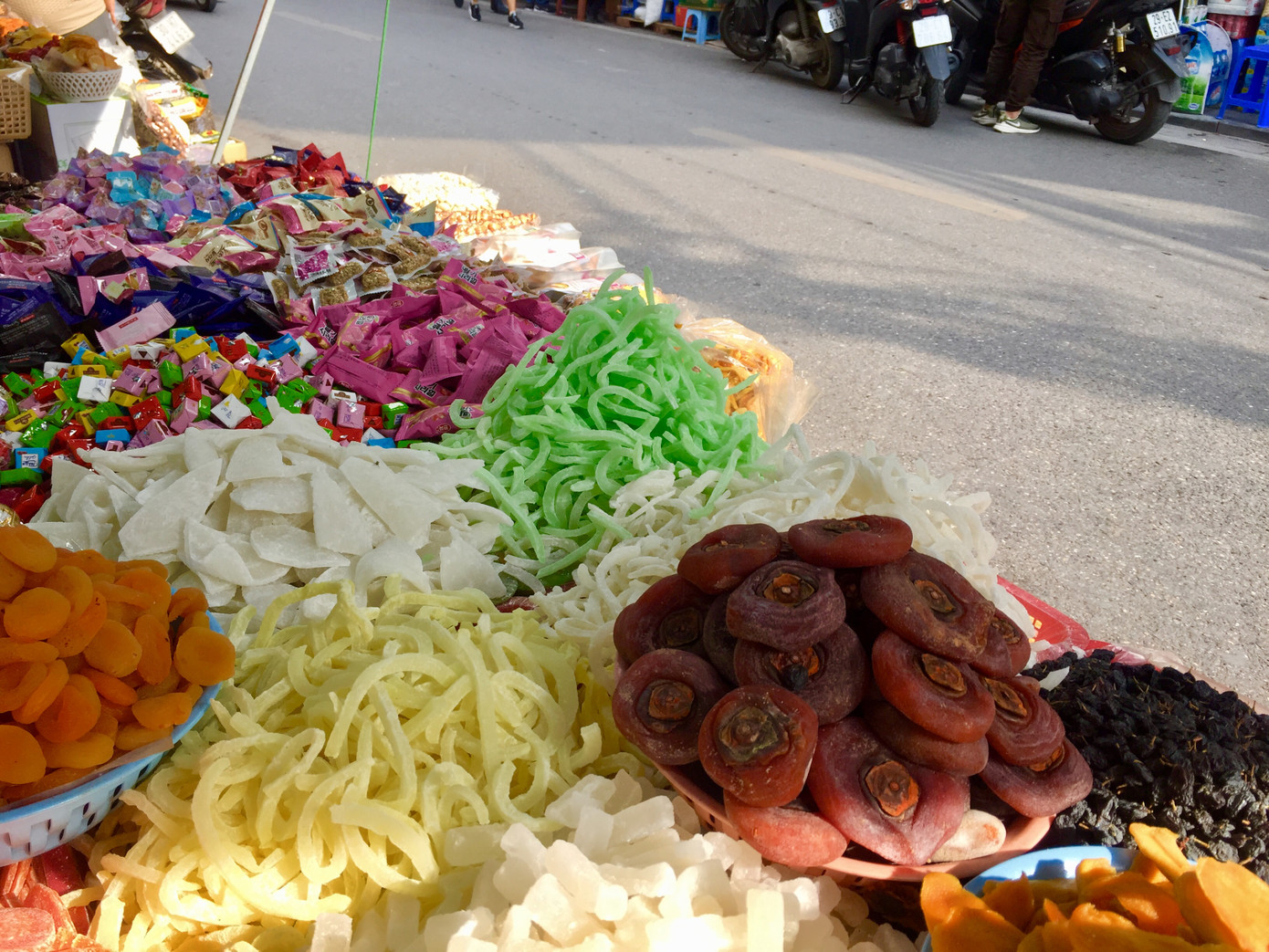 Mứt '4 không' tràn lan vỉa hè dịp Tết ảnh 1