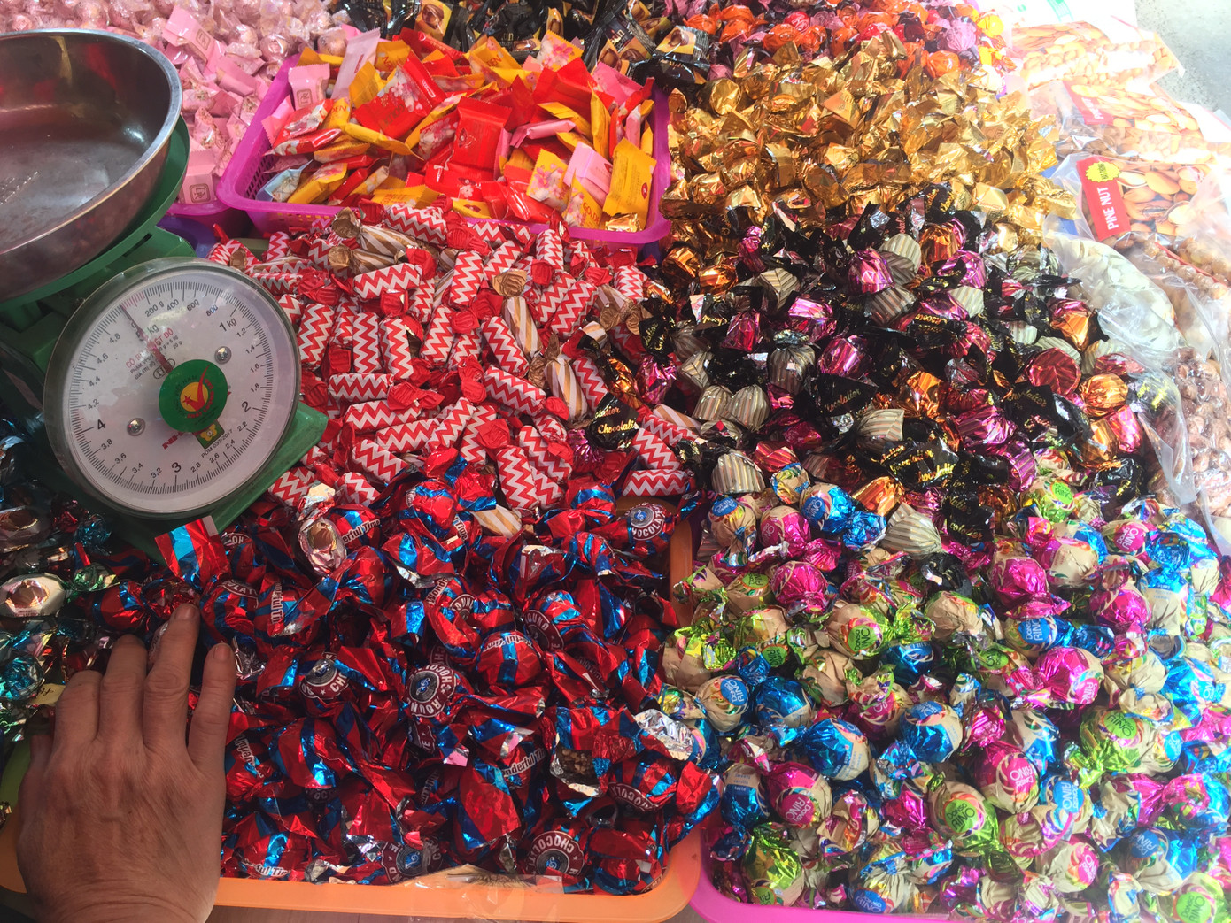 Mứt '4 không' tràn lan vỉa hè dịp Tết ảnh 8