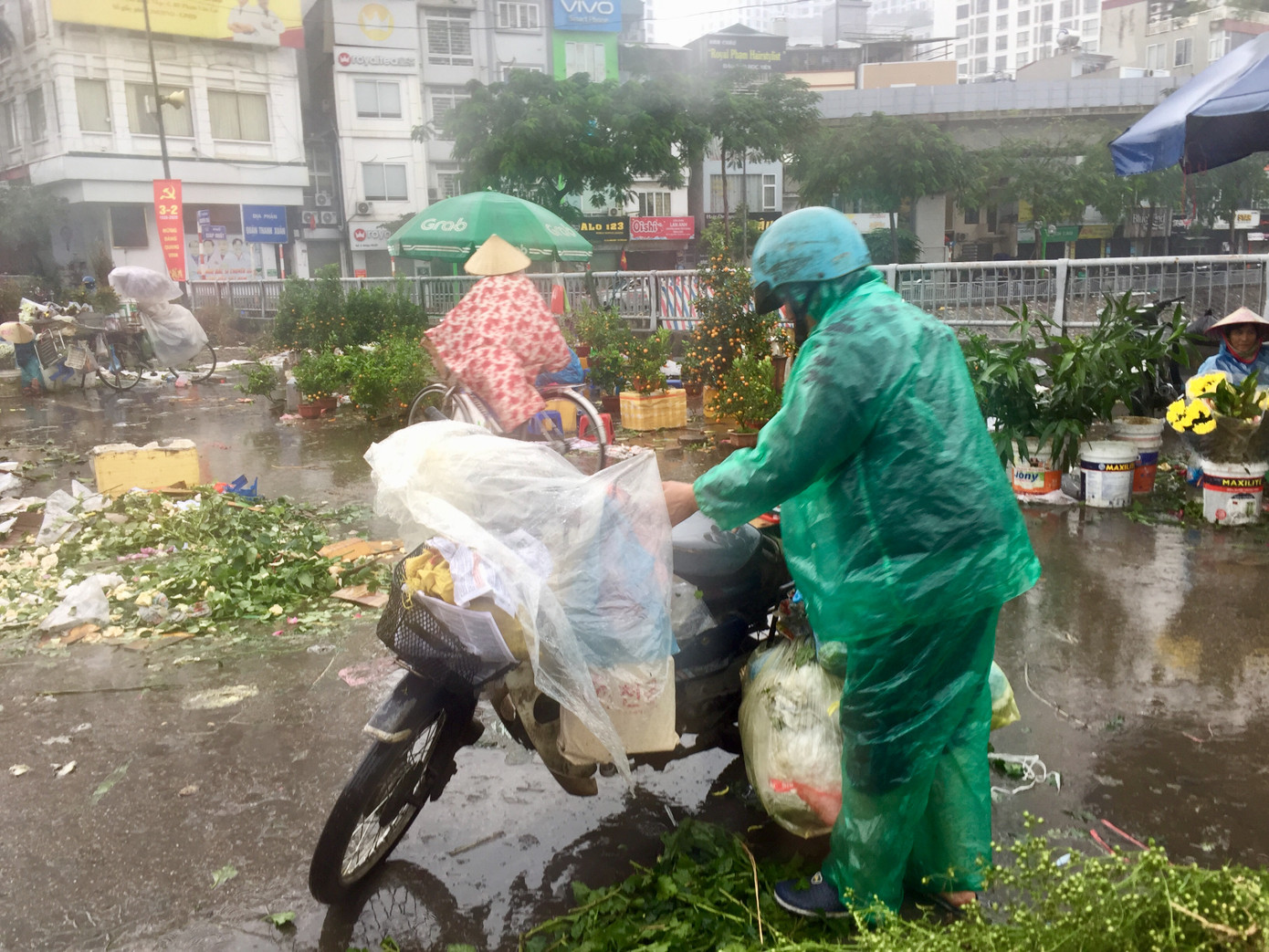 Chiều 30 Tết: Dân thủ đô đội mưa mua hoa 'giá bèo' ảnh 10