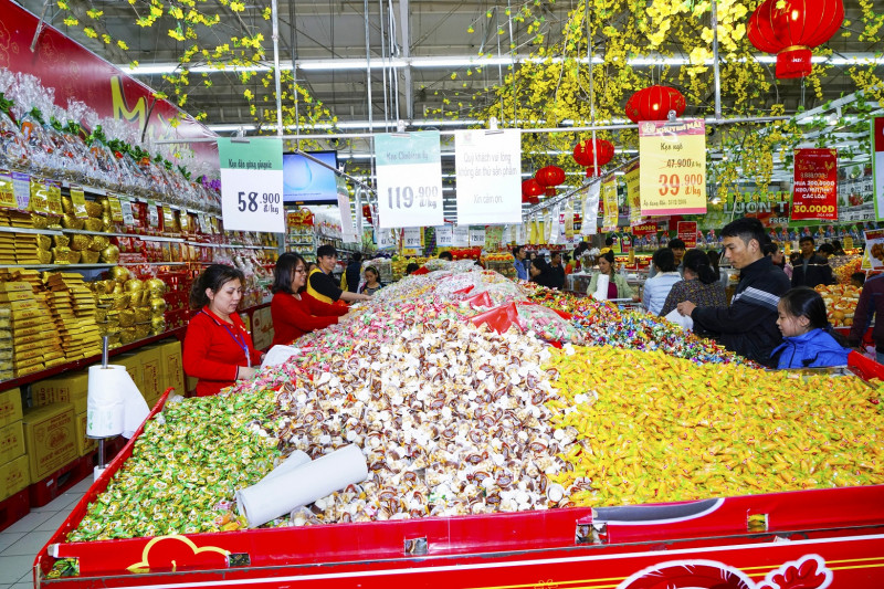 Rồng rắn xếp hàng vào siêu thị mua sắm Tết ảnh 8