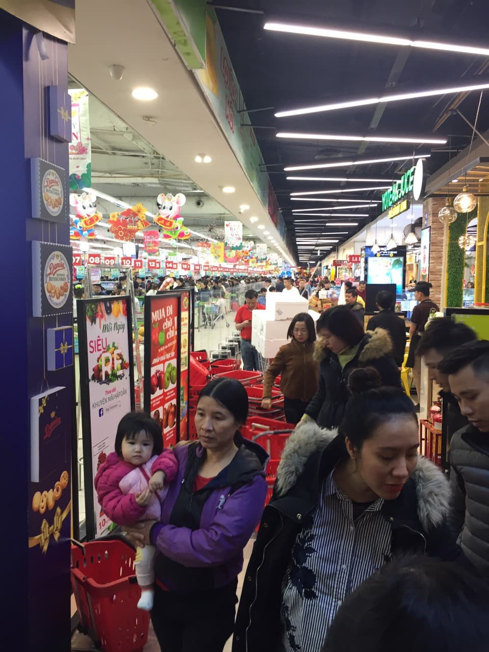 Rồng rắn xếp hàng vào siêu thị mua sắm Tết ảnh 3