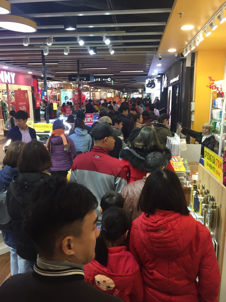 Rồng rắn xếp hàng vào siêu thị mua sắm Tết ảnh 2