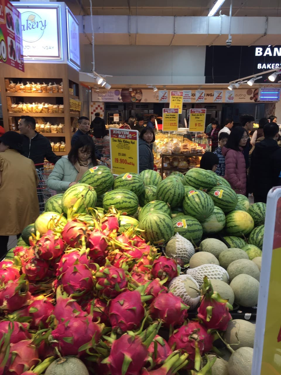 Rồng rắn xếp hàng vào siêu thị mua sắm Tết ảnh 6