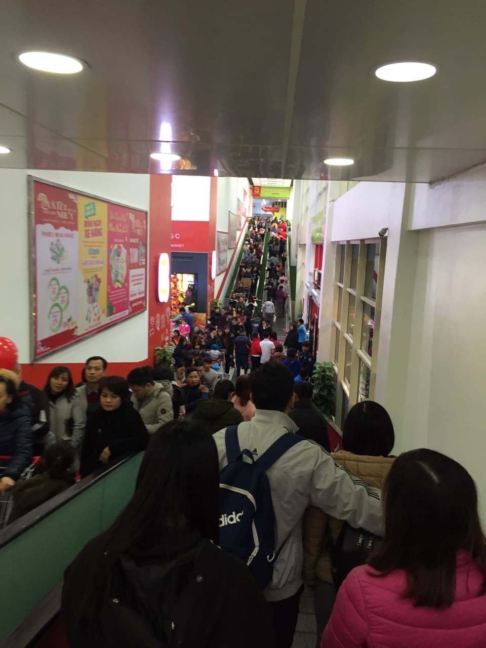 Rồng rắn xếp hàng vào siêu thị mua sắm Tết ảnh 1