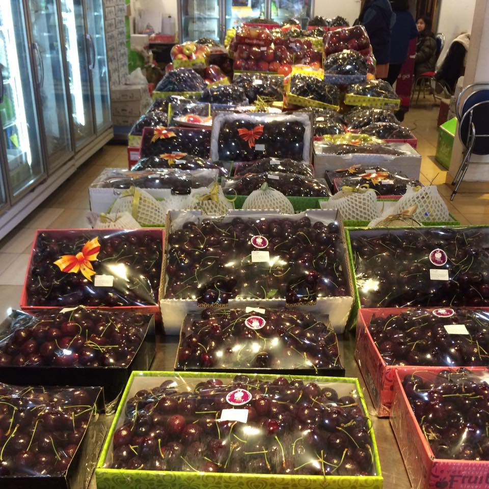 Hoa quả ngoại tràn ngập chợ, siêu thị ngày Tết ảnh 3