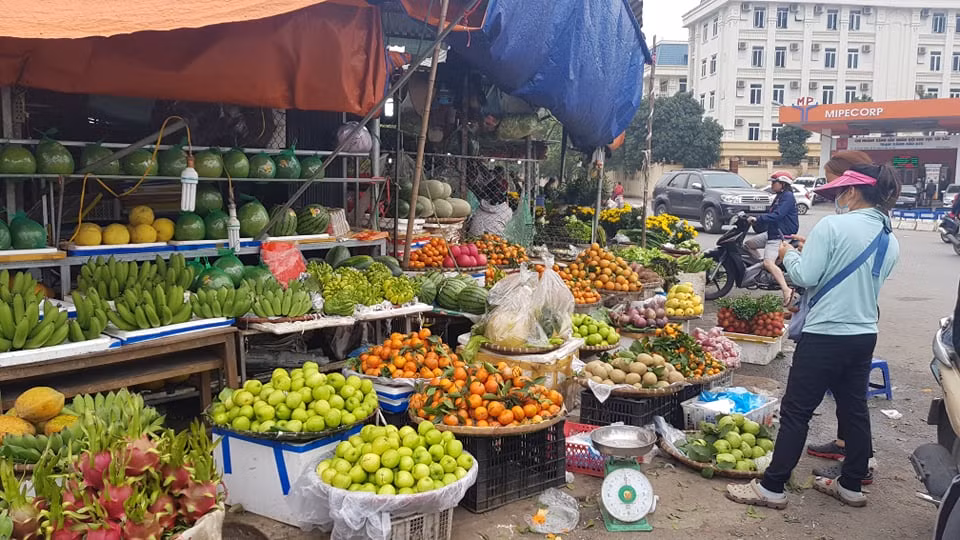 Hoa, quả, gà… tăng giá ngày rằm tháng Chạp ảnh 2