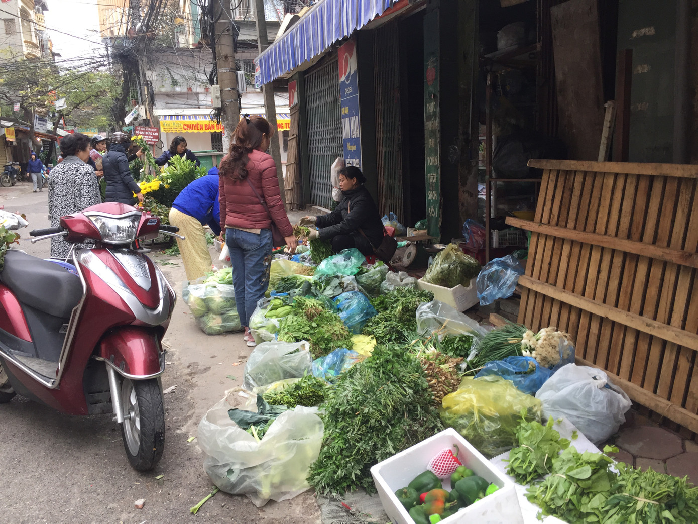 Chợ Thủ đô vắng tiểu thương, rau xanh ‘nhảy giá’ ảnh 7