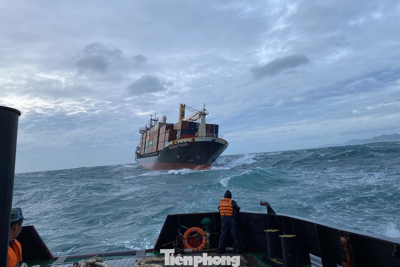 Lữ đoàn Tàu ngầm 189 cứu tàu 5.700 tấn trôi dạt ảnh 1