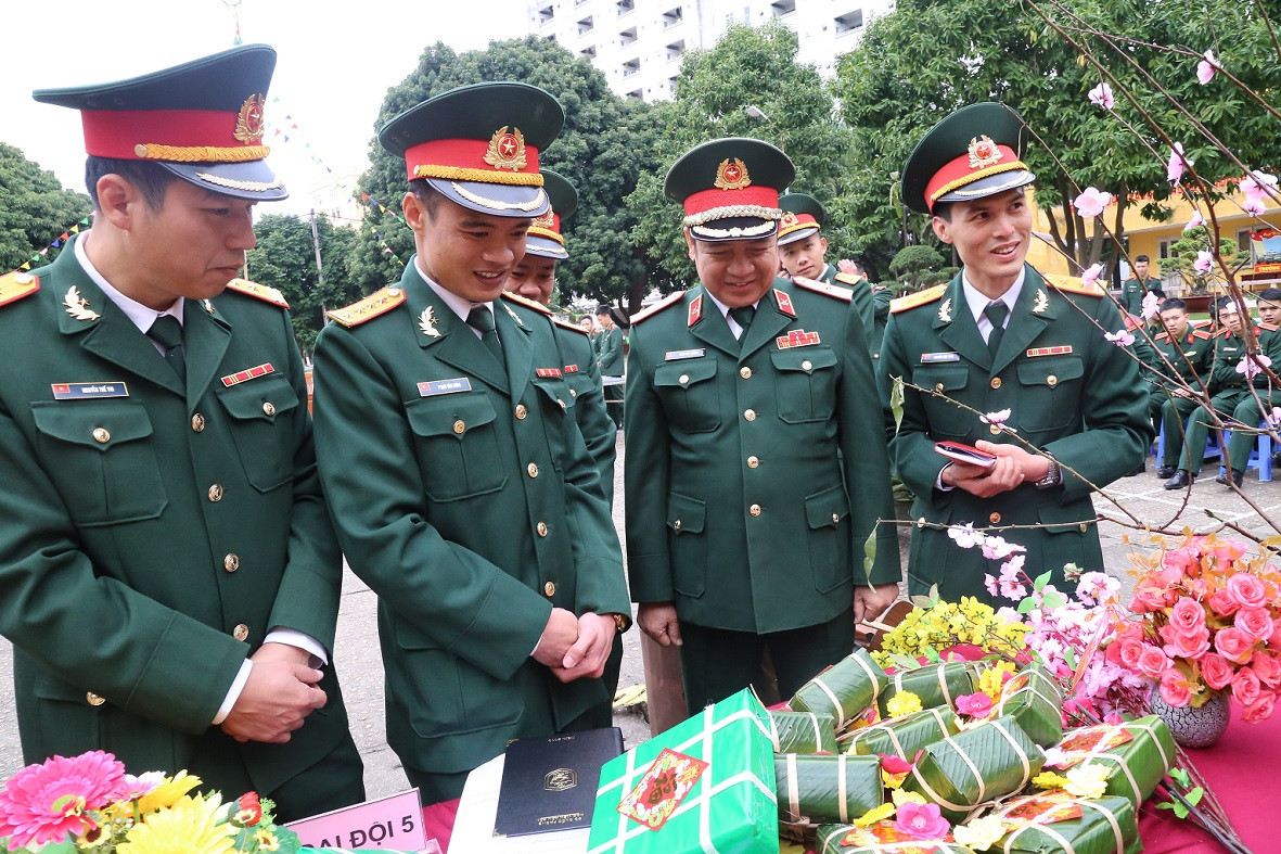 Sĩ quan Hậu cần tương lai trổ tài gói bánh chưng, nấu cỗ Tết ảnh 1