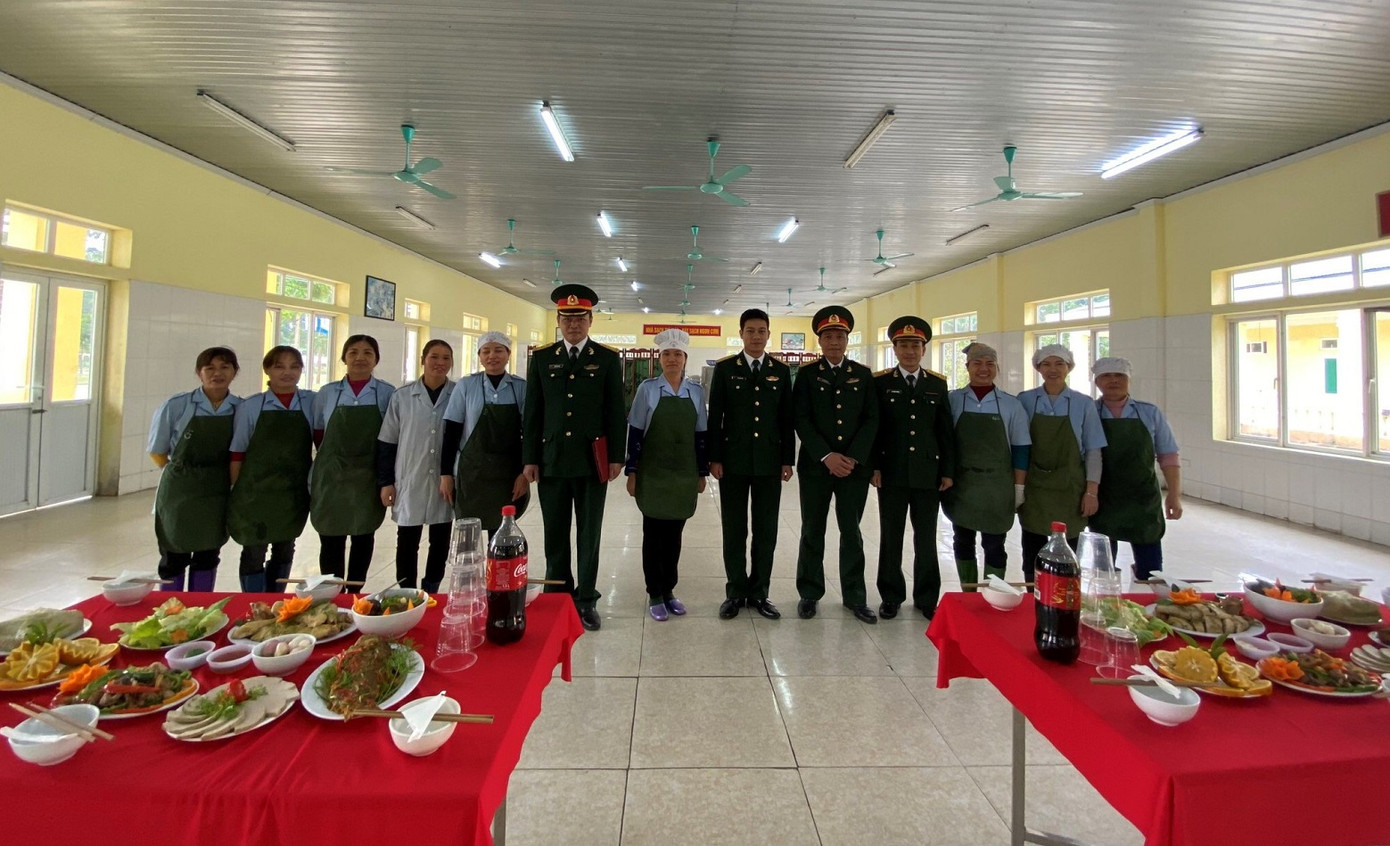 Sĩ quan Hậu cần tương lai trổ tài gói bánh chưng, nấu cỗ Tết ảnh 3