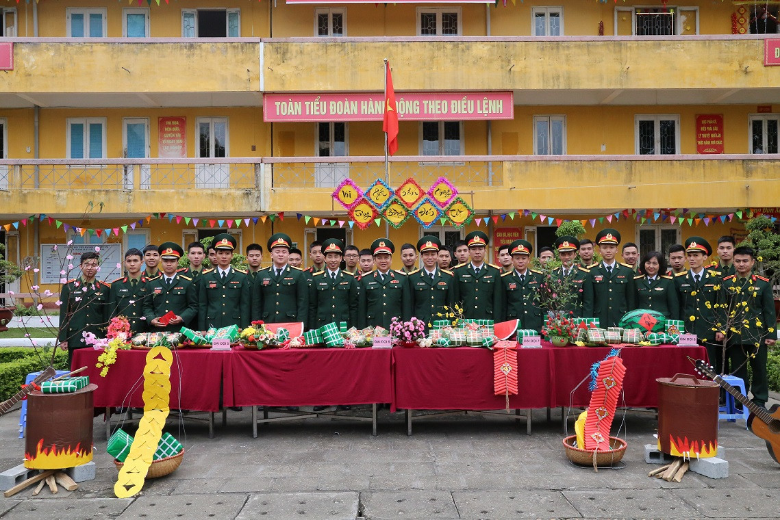 Sĩ quan Hậu cần tương lai trổ tài gói bánh chưng, nấu cỗ Tết ảnh 2
