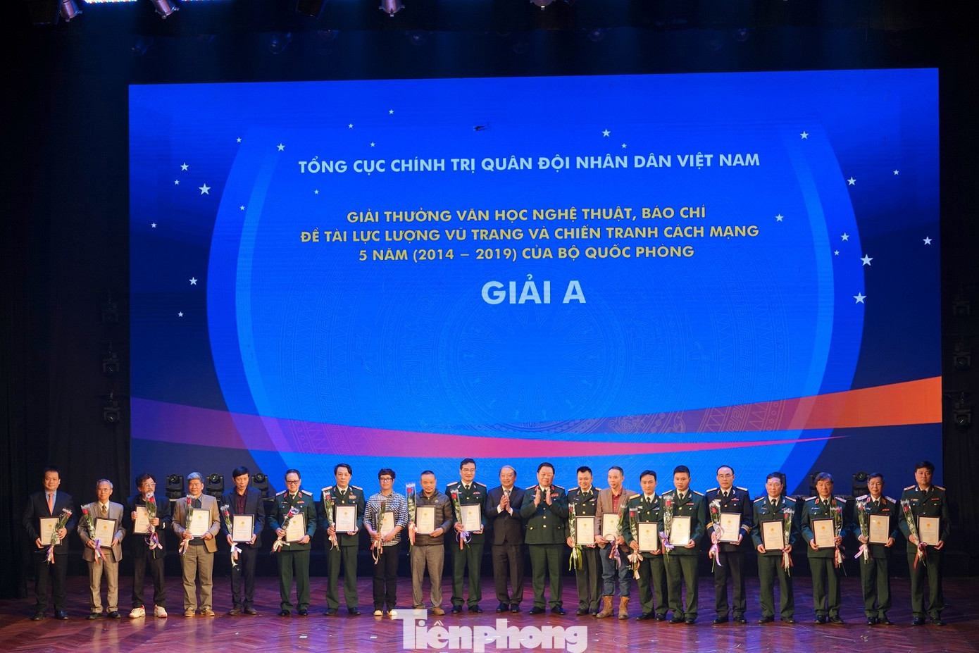 Bộ Quốc phòng trao tặng giải thưởng văn học, nghệ thuật, báo chí 5 năm ảnh 1