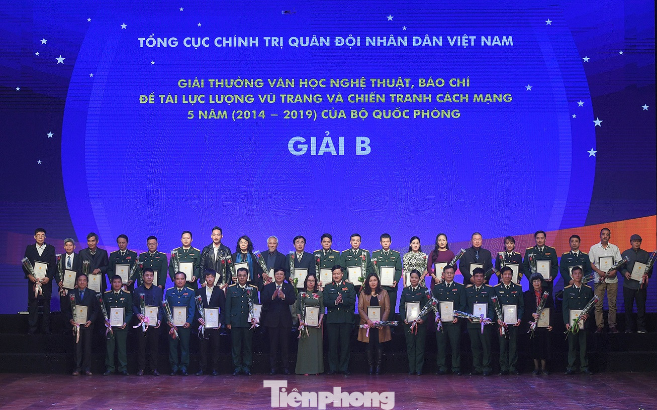 Bộ Quốc phòng trao tặng giải thưởng văn học, nghệ thuật, báo chí 5 năm ảnh 2