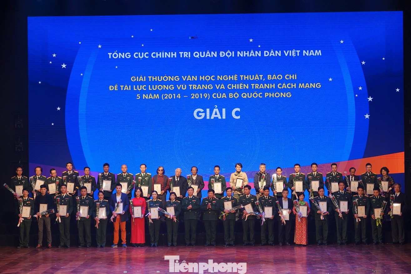 Bộ Quốc phòng trao tặng giải thưởng văn học, nghệ thuật, báo chí 5 năm ảnh 3