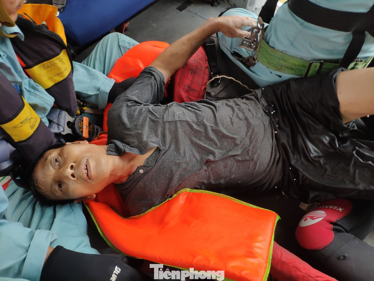 Quân đội đã giải cứu toàn bộ nạn nhân mắc kẹt trên tàu Vietship 01 ảnh 4