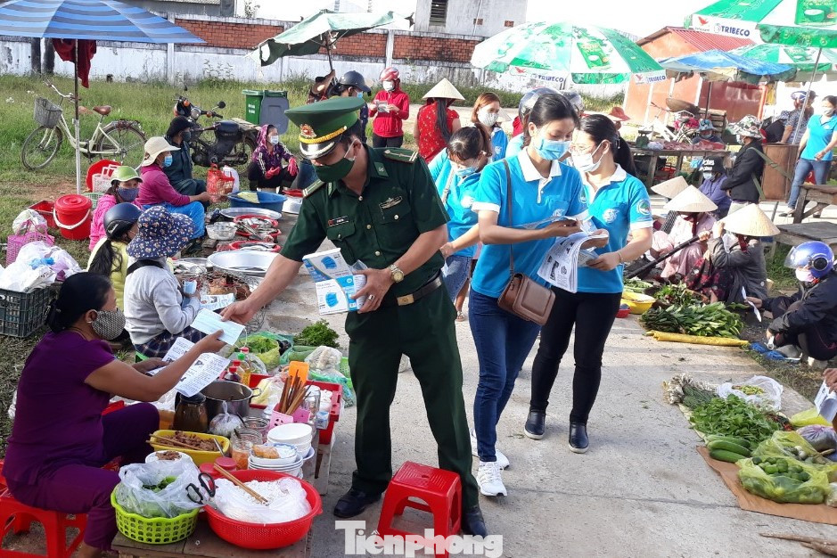 Hơn 320.000 hộ dân cam kết không xuất nhập cảnh trái phép ảnh 2