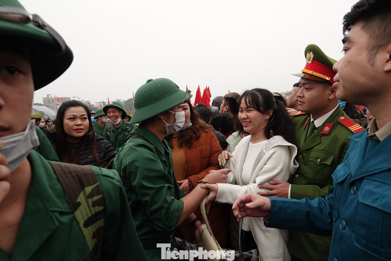 Hơn 1.000 thanh niên Thủ đô viết đơn tình nguyện nhập ngũ ảnh 4