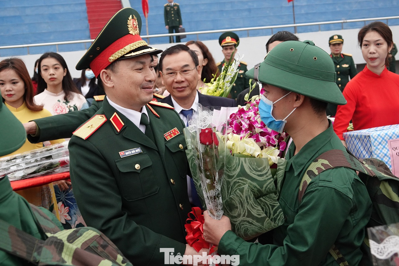 Hơn 1.000 thanh niên Thủ đô viết đơn tình nguyện nhập ngũ ảnh 1