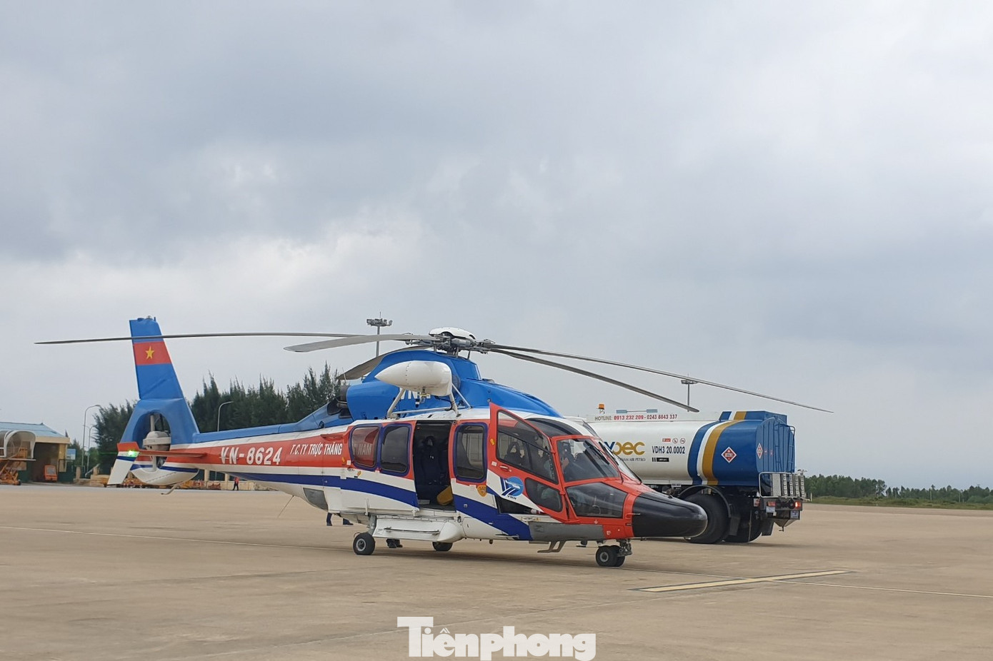 Trực thăng Quân đội hỗ trợ giải cứu 11 người mắc kẹt trên tàu Vietship 01 ảnh 1