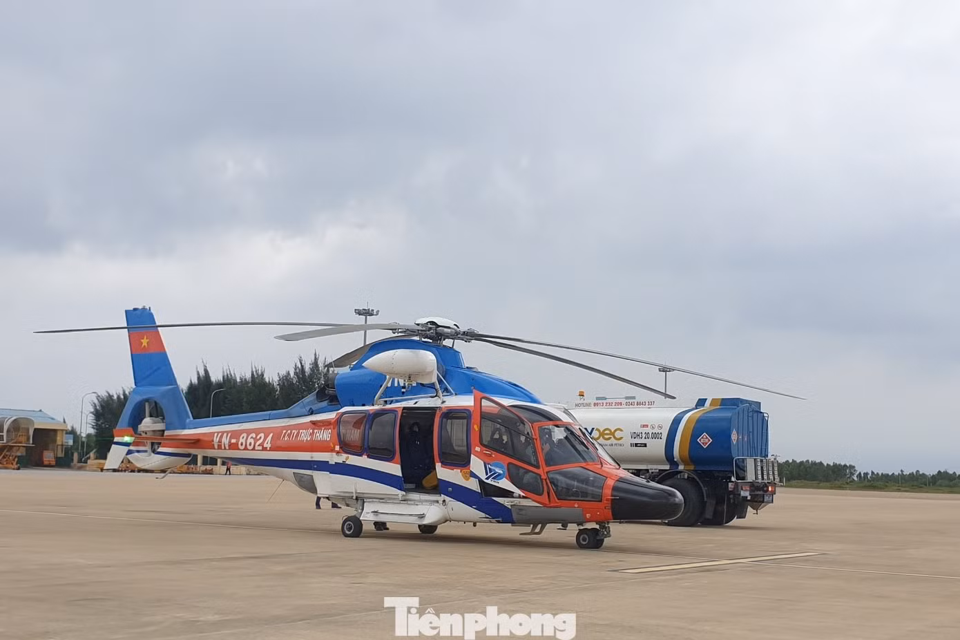 Trực thăng Quân đội hỗ trợ giải cứu 11 người mắc kẹt trên tàu Vietship 01 ảnh 1