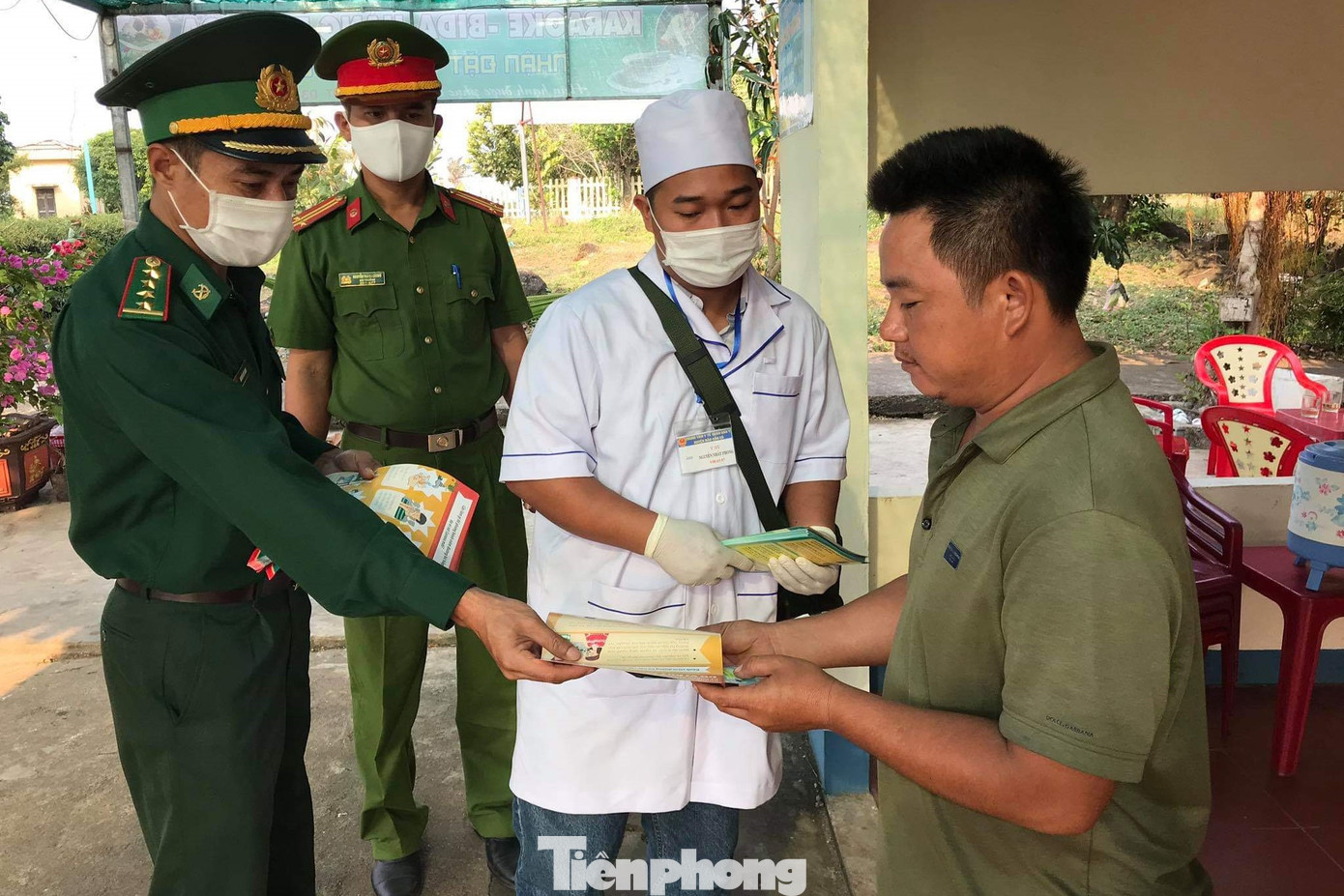 Quân hàm xanh giữ đảo tiền tiêu ảnh 9