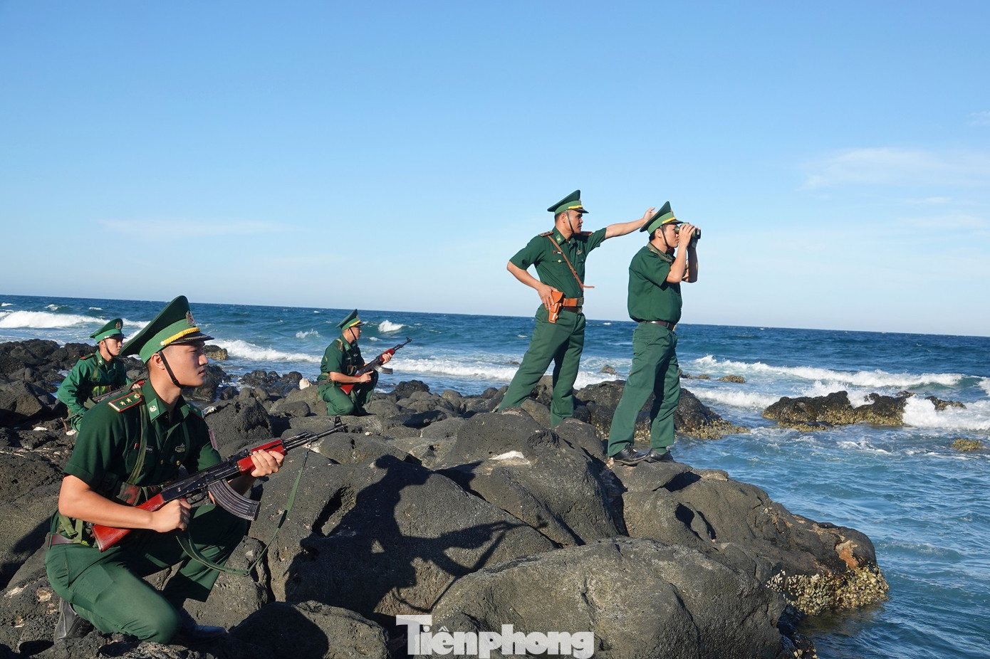 Quân hàm xanh giữ đảo tiền tiêu ảnh 1