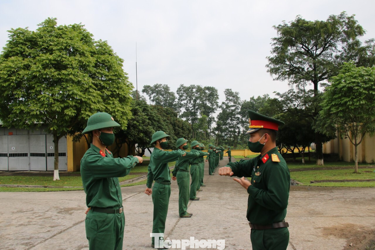 Huấn luyện chiến sĩ mới trong mùa… ‘COVID’ ảnh 1