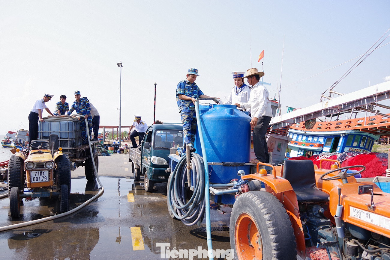 Chiến sĩ Hải quân mang dòng nước nghĩa tình đến đồng bào vùng hạn mặn ảnh 5